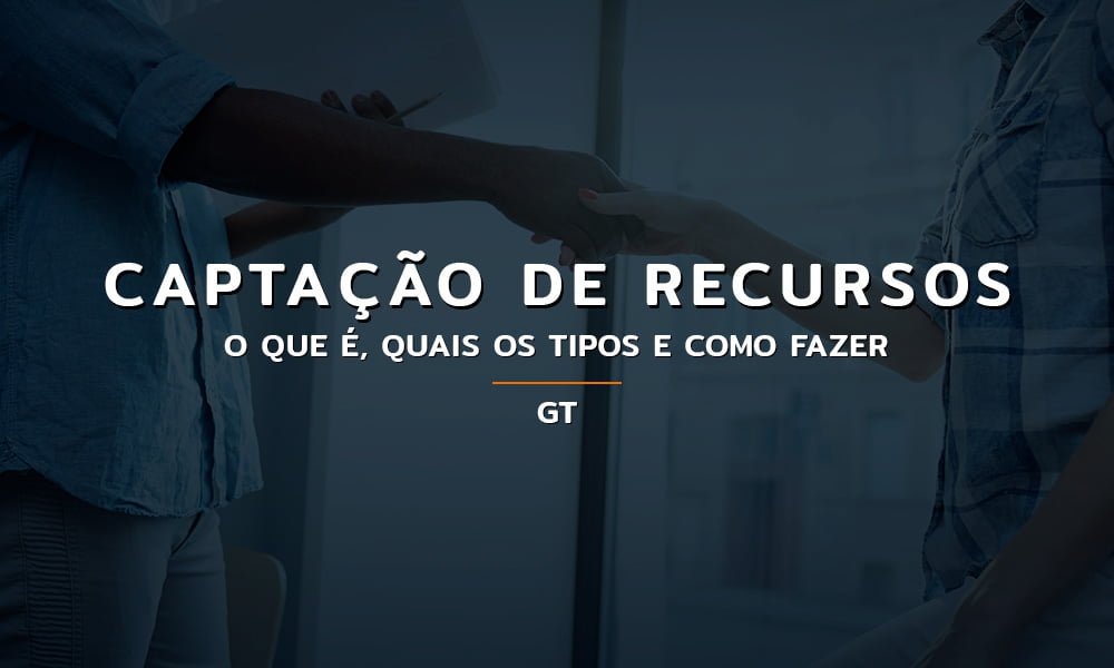 Dois homens apertando as mãos e em uma transparência escrito "Captação de Recursos" m letras grandes e brancas